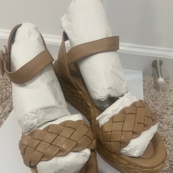 NIB / André Assous Women's Cecilia Wedge Sandal / Color: Beige/Khaki - Picture 1 of 6